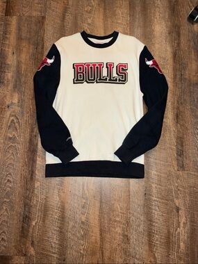 Mitchell & Ness Chicago Bulls White & Black Crewneck Sweater